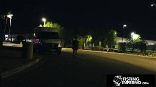 Homem musculoso errante é sodomizado com um brinquedo sexual gigante