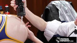 O barbeiro enfia o braço no traseiro de seu cliente favorito O barbeiro enfia o braço no traseiro de seu cliente favorito