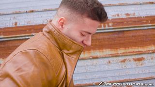 Olivier Robert fodido pelo musculoso Clark Delgaty ao ar livre