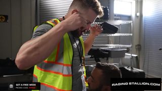 Piloto tira a roupa para cavalgar o pênis de um homem