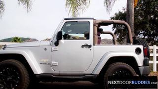 Jovem morena paga corrida com sua bunda apertada no carro