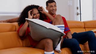 A beldade negra Brianna Moore provoca Alex Jones para fazer sexo