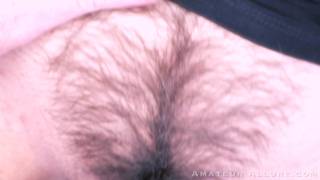 Penelope Reed é uma morena com a buceta peluda que faz um boquete em POV