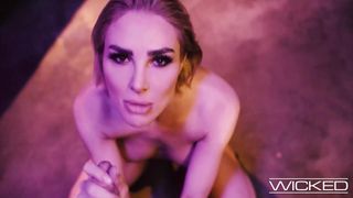 Seth oferece a Kenzie Anne um serviço completo de foda hardcore