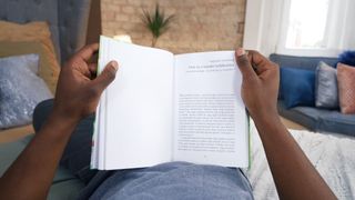 Jack transa com Rebecca Volpetti em um casting inter-racial