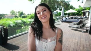 Raven Lane é a garota morena que se masturba ao ar livre com luxúria