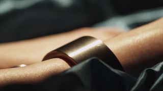 Milf ruiva sensual sozinha na cama em um pornô BDSM acorrentado