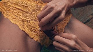Holly e sua amiga experimentam o sexo lésbico sensual com correntes