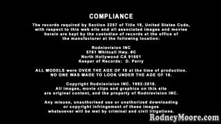 Sarah Shevon é uma jovem morena chupando e engolindo esperma