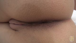 A loira Sofie exibe sua linda buceta inchada em solitário