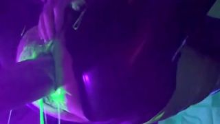 Ele mete a mão inteira pro cu dele e ele agradece muito por isso