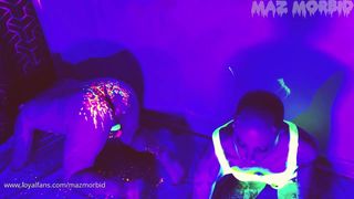 Não se cansa de meter-lhe o punho pelo cu com tinta fluorescente