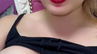 Bethy Story parece sensual quando se masturba no trabalho