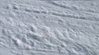 Bethy adora se despir na neve e até foder se lhe apetecer