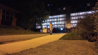 Louise é a jovem francesa que está se masturbando com seu vibrador