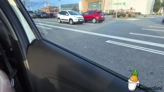 Louiselittlefrench se masturba no seu carro num estacionamento
