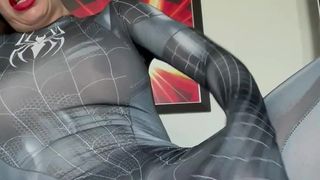 Lamujer araña enfia um aguilhão entre as pernas e goza