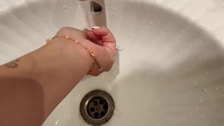 Quando está sozinha e precisa de sexo anal, procura o seu dildo e o mete