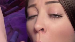 Ele passa óleo no cu da Lea para fodê-la muito melhor