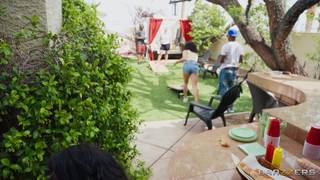 Nika Venom e Van Wylde se juntam na churrasqueira para uma foda