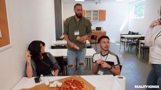 Lucy Lotus dá uma mamada babosa a James na sala de descanso