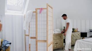 A loira Maya Rose tem seus peitos massageados e apalpados