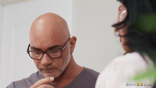 Christian faz uma punheta com as tetas de Anissa Kate e Skylar Snow