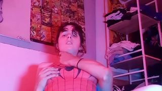 A jovem mulher-aranha mama a pija dele e deseja montá-la como vaqueira