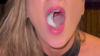 Tiffany mamando é mais feliz do que com qualquer outra coisa que faça