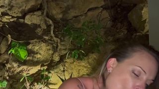 Tiffany chegou com a boca seca e quer molhá-la com um pau