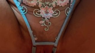 Olha como entra e sai esse dildo longo nessa morena guarra