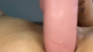 Deixou a cona peluda e masturba-se para que vejamos o seu dildo