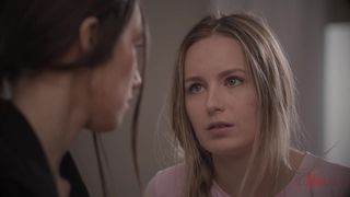 Lesbianismo erótico entre as simpáticas Maya Woulfe e Scarlett Sage