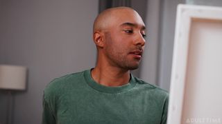 Oliver Davis fica duro enquanto pinta Millie Morgan