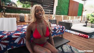 Stephanie Raee está pronta para começar a chupar o pau grosso de J Mac