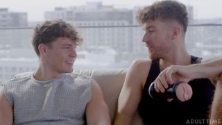 Carter Collins e Oliver Marks metem suas picas numa Fleshlight