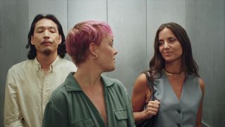 Dois desconhecidos fantasiando em fazer amor num elevador