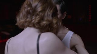 Louise Swell se faz destroçar em trio depois do tango erótico