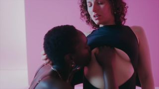 Nina Exotika dança em um lap dance privado pago por Zaawaadi