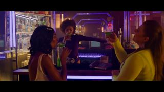 Super-heroínas feministas que se fodem como lésbicas quentes