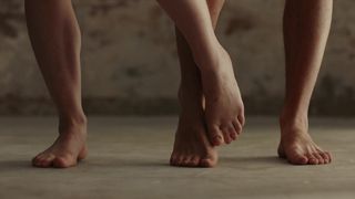 As carícias mais eróticas ao corpo sujo e aos pés de Lucy Huxley