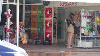 Duas amigas exibicionistas passeiam nuas pela rua e pela praia