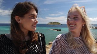 Duas amigas exibicionistas passeiam nuas pela rua e pela praia