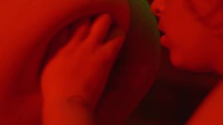 Consegue convencer o pedreiro a fodê-la muito bem no escuro.