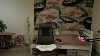 Jennycutey passa as tardes mostrando o seu corpo na sua webcam