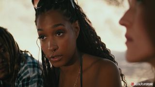 Chanel Camryn fode ao ar livre com Addis Fouche e Derek Savage