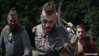 Amirah e Catherine compartilham a rola do Xander como os vikings