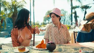 Scarlett Alexis chupa o pénis do tímido Nick Strokes no pequeno-almoço!