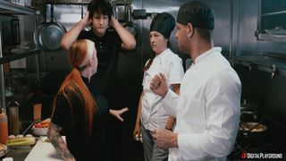 O chef Cubbi Thompson fode o sous-chef Mike Ox na cozinha