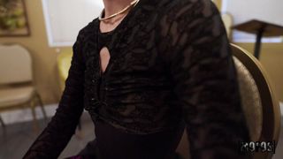 A viúva alegre começa a foder após o velório do seu marido